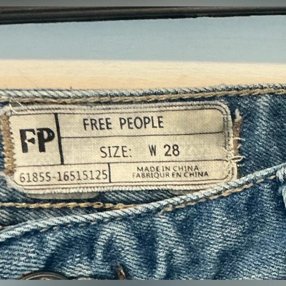 🧵 Free People W28 Jeans – Distressed Mid-Wash with Editorial Fade